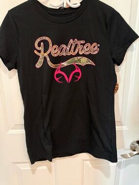 New with tags Realtree Women's Black T-Shirt with Pink Accents